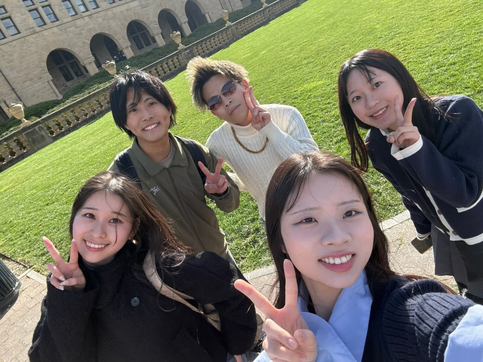 スタンフォード大学メインクアッドで参加者が記念撮影する様子