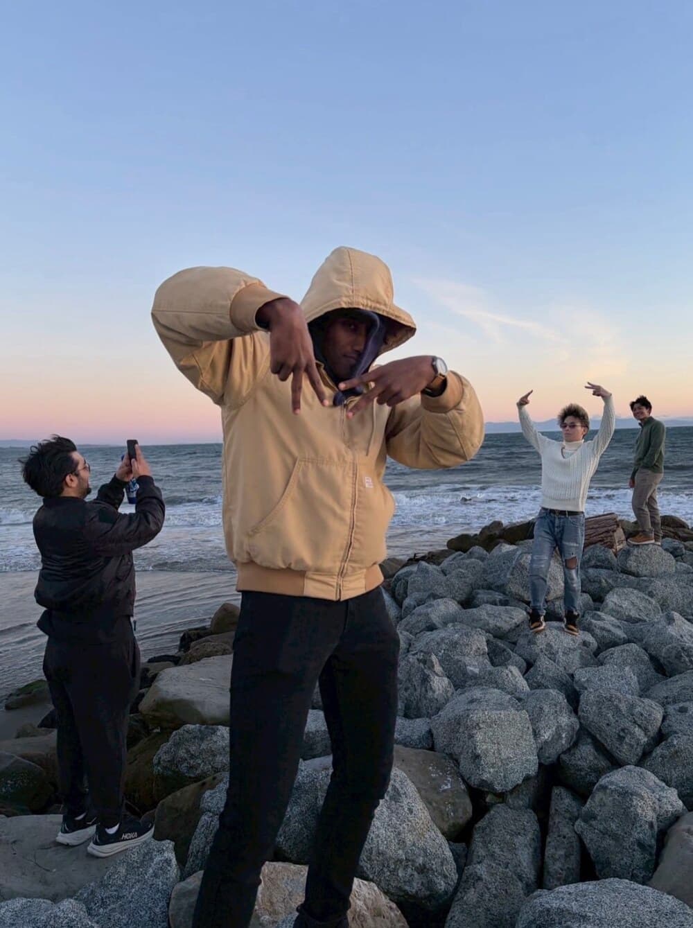 夕暮れの浜辺での一コマ